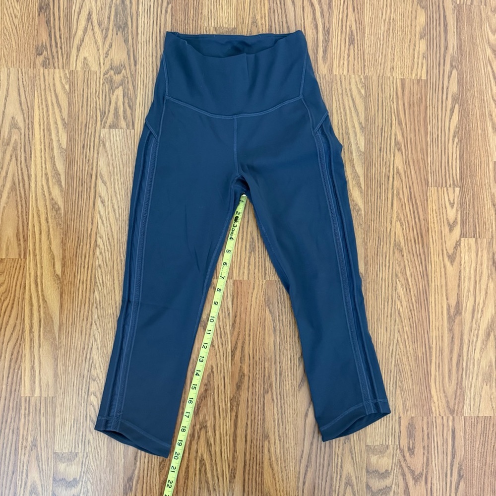 Women’s Lululemon Gray 7/8 Leggings, size 6 - Picture 3 of 6
